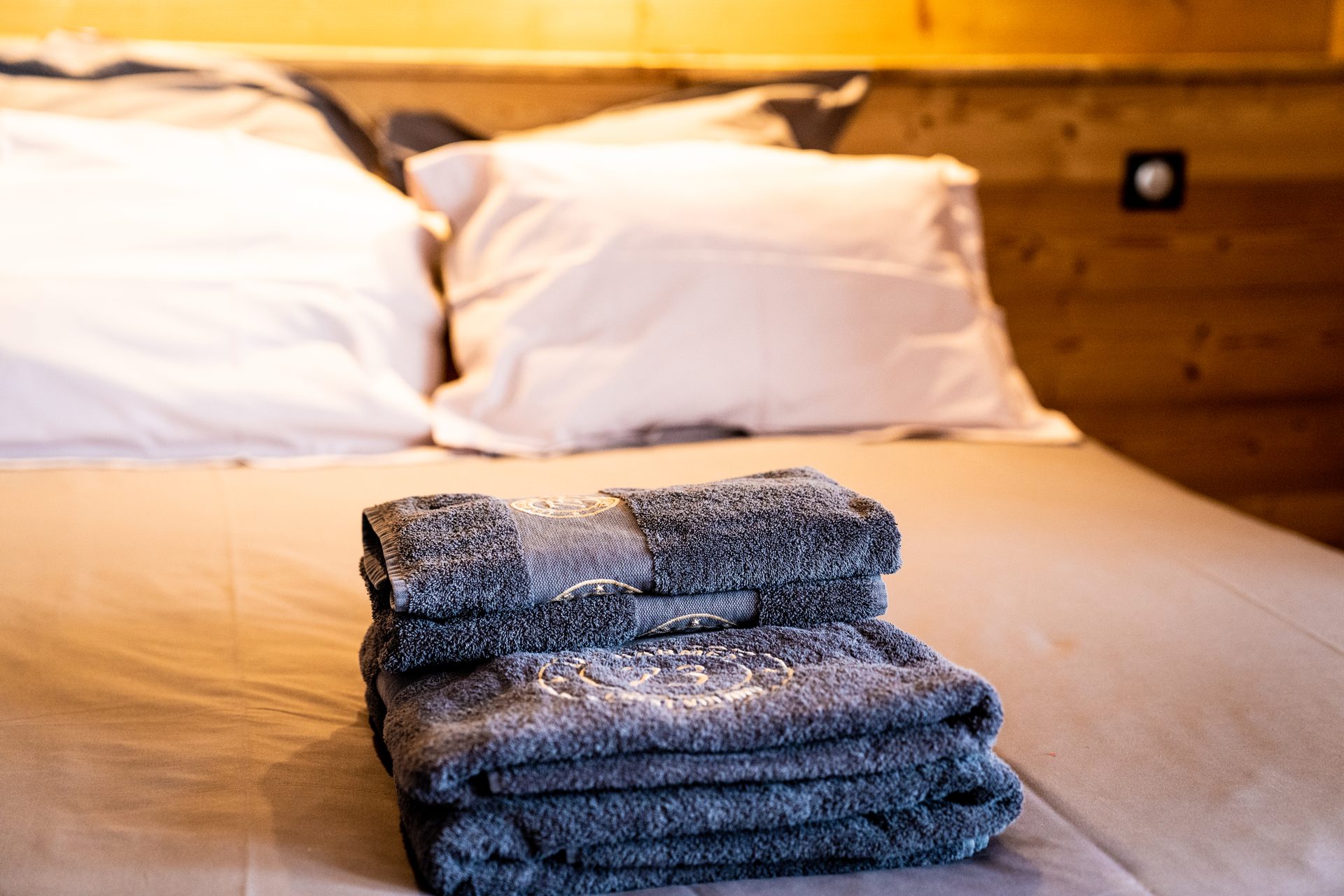 Piles de serviettes gris anthracite préparées dans une chambre d'hôtel